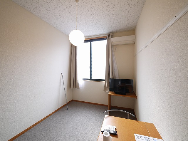 レオパレス西大寺ＬＲの洋室|広々とした洋室です