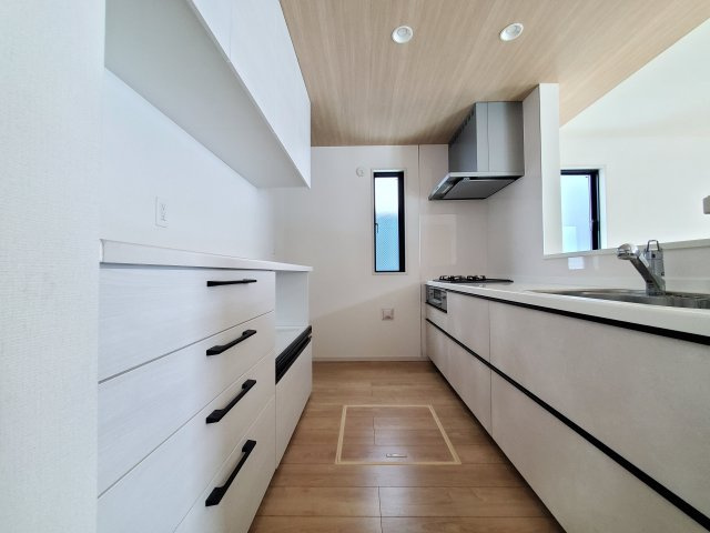 三郷市　彦野1丁目　中古戸建のキッチン|キッチンでお料理をお楽しみください