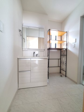 三郷市　彦野1丁目　中古戸建の洗面所|スペースが確保できる洗面所です