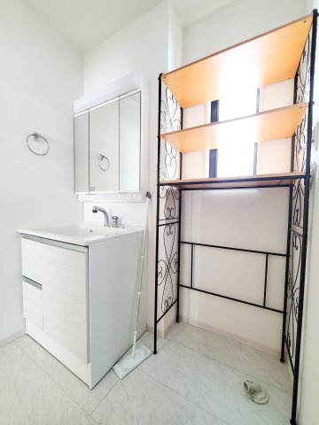 三郷市　彦野1丁目　　中古戸建の洗面所|ゆったりとスペースのある洗面所