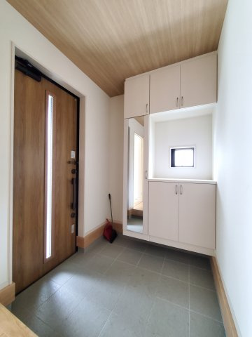 三郷市　彦野1丁目　中古戸建の玄関|明るい玄関です