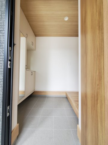 三郷市　彦野1丁目　中古戸建の玄関|明るい玄関です