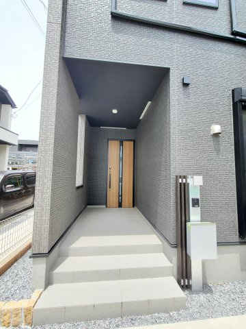 三郷市　彦野1丁目　中古戸建の玄関|明るい玄関です