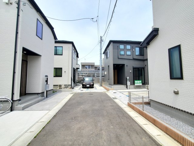 三郷市　彦野1丁目　　中古戸建の前面道路含む現地写真|前面道路含む現地写真です