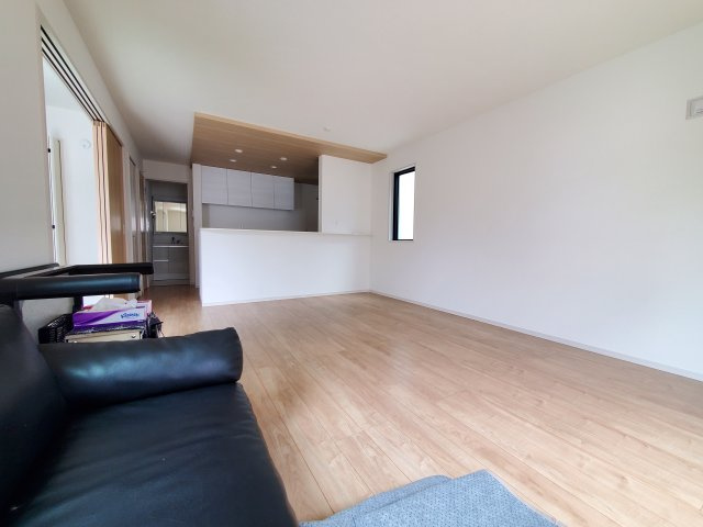 三郷市　彦野1丁目　中古戸建の居間・リビング|こちらの居間で趣味の時間をお楽しみください