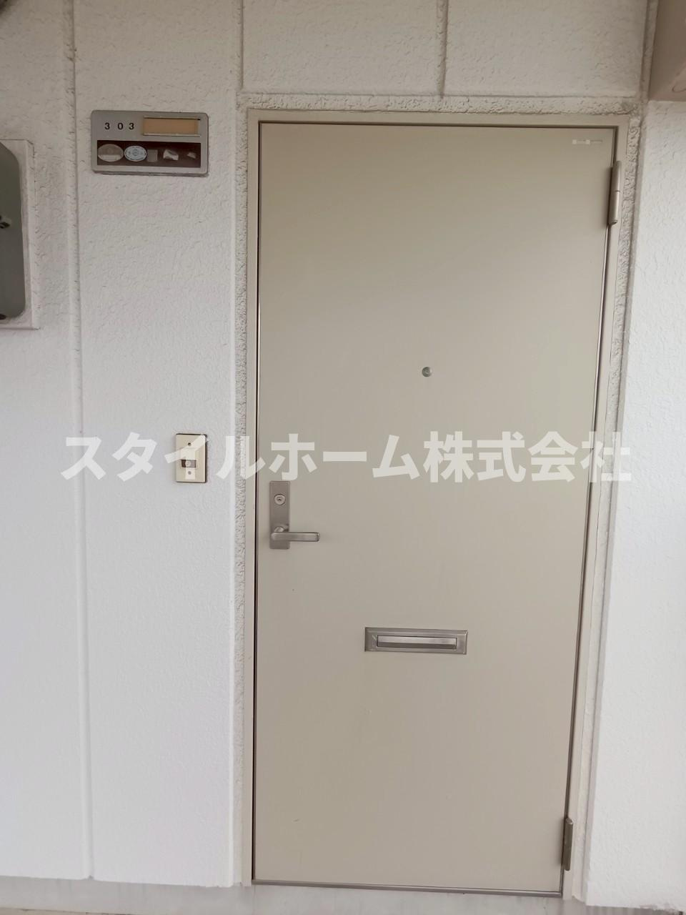 ホワイトビラハヤシの玄関