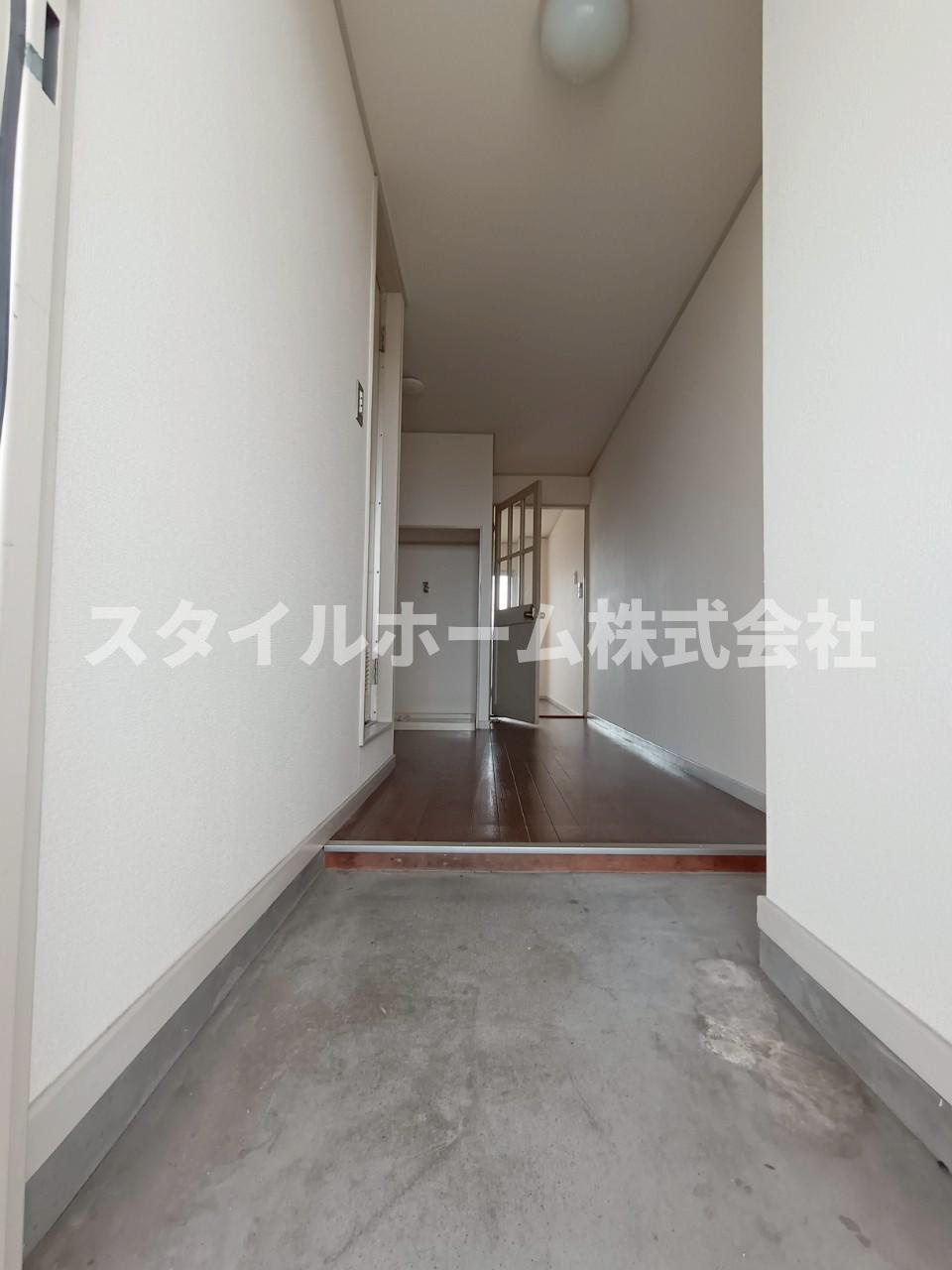 ホワイトビラハヤシの玄関