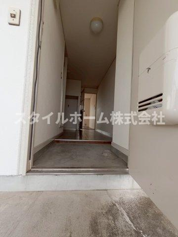 ホワイトビラハヤシの玄関