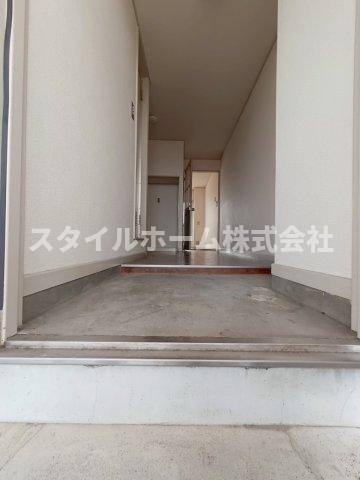 ホワイトビラハヤシの玄関