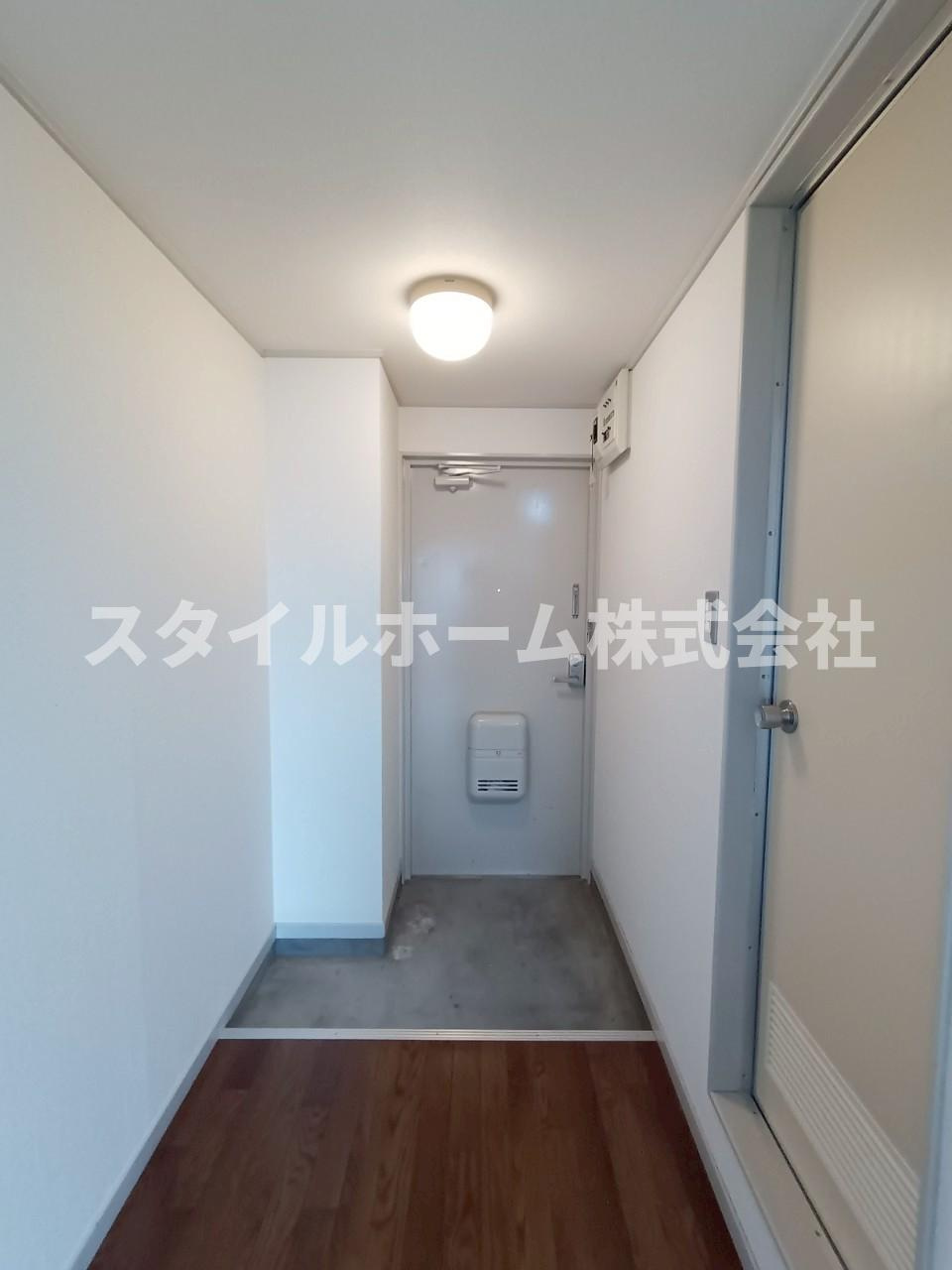 ホワイトビラハヤシの玄関