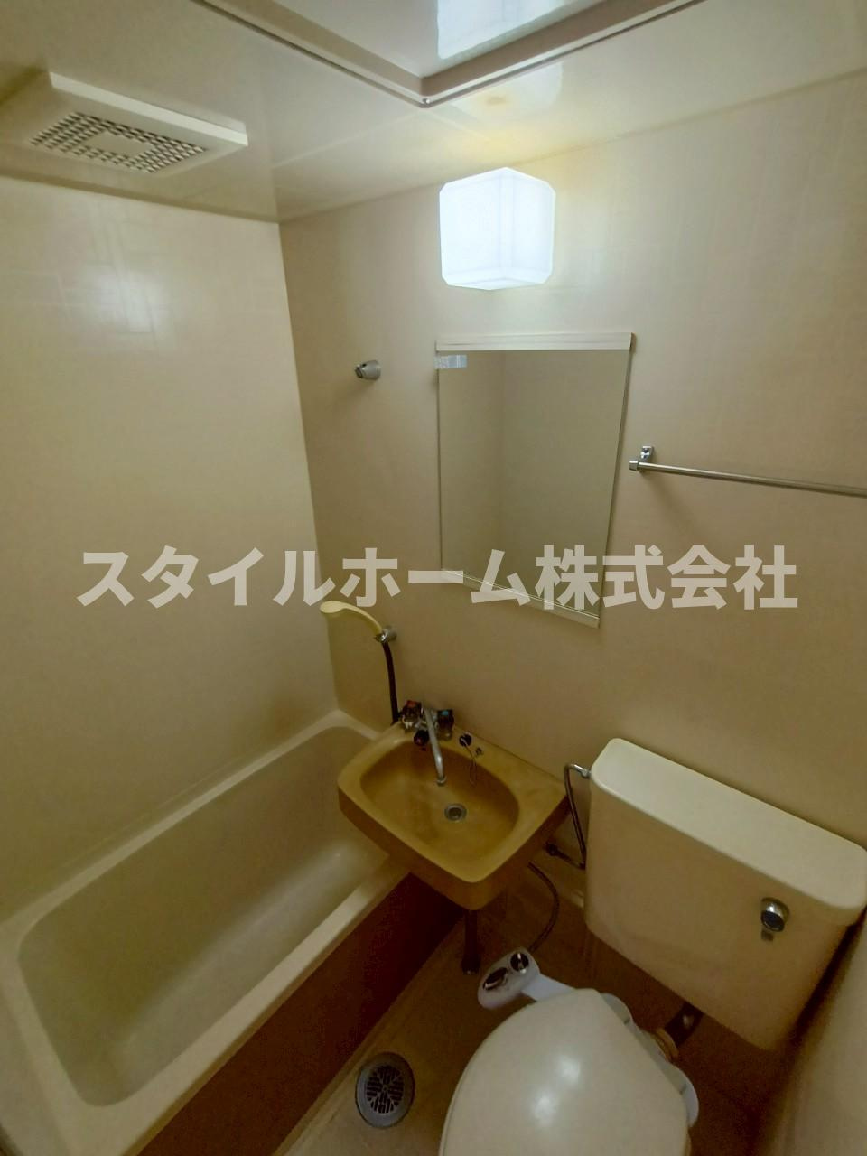 ホワイトビラハヤシの浴室