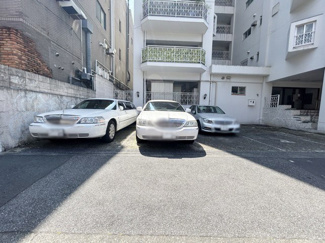 【駐車場】 | マンションの駐車場スペース。空きの有無や駐車料金、サイズ規定などについては、改めてお問い合わせください。～即日のご見学可能～　お問合せはお気軽にどうぞ。
