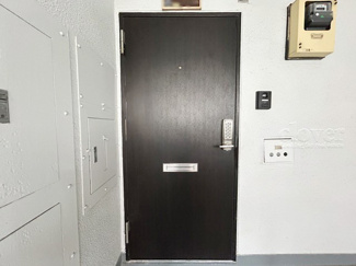 【その他共用部分】 | 皆様をお迎えする、お部屋の玄関ドア。開けやすさや開放角度、ドアノブの操作しやすさや鍵の形状などを、現地で一度ご確認ください。～即日のご見学可能～　お問合せはお気軽にどうぞ。
