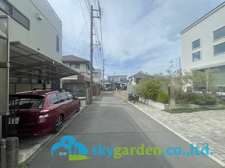 茅ヶ崎市共恵2丁目　中古戸建の前面道路含む現地写真