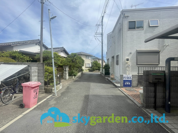 茅ヶ崎市共恵2丁目　中古戸建の前面道路含む現地写真