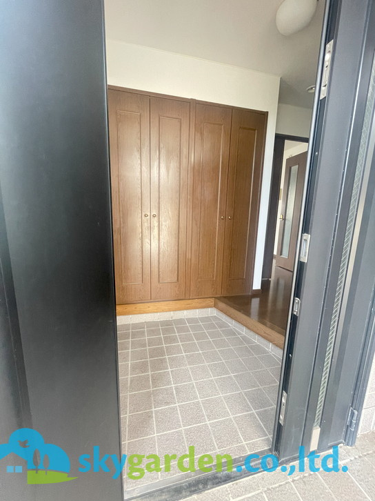 茅ヶ崎市共恵2丁目　中古戸建の玄関