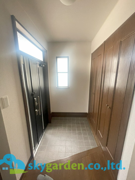 茅ヶ崎市共恵2丁目　中古戸建の玄関