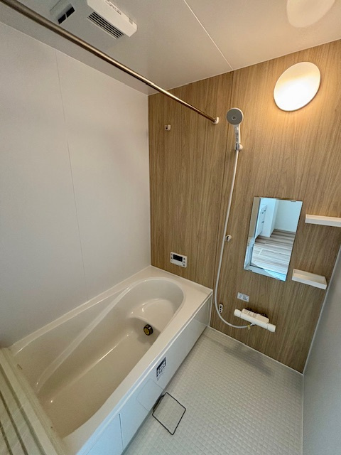 久留米市合川町5期　全2棟の浴室|ガス給湯器でワイドタイプのシャワーヘッドは気持ちいいですね(^^♪