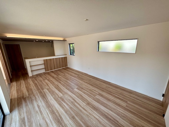 久留米市合川町5期　全2棟の居間・リビング|開放感あふれるLDKは家族が自然と集まる心地よい空間です。シンプルな内装で家具の配置も自由自在、暮らしに合わせてアレンジ可能です。