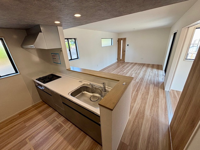 久留米市合川町5期　全2棟のキッチン|料理をしながらご家族との会話を楽しめる対面キッチンです。リビングを見渡せる作りが人気です。