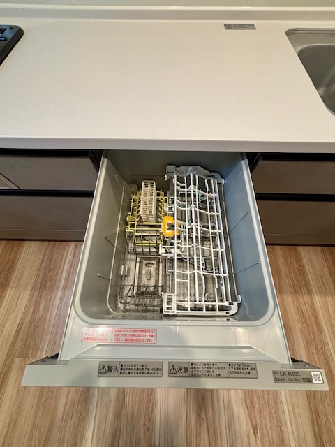 久留米市合川町5期　全2棟のその他|システムキッチンにビルトインされた食洗機。家事を強力にサポートするだけでなく、節水にも貢献します。