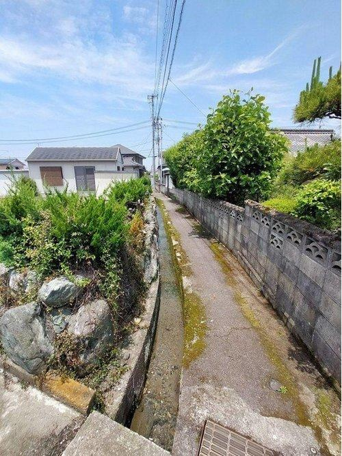 下泉町１丁目　売土地の前面道路含む現地写真