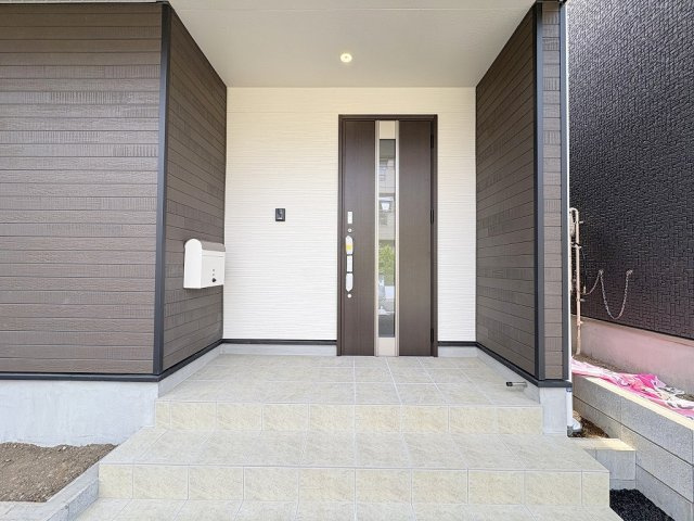 三郷市彦川戸1丁目　新築戸建　全2棟　2号棟のエントランス|防犯カメラ設置済みで安心です