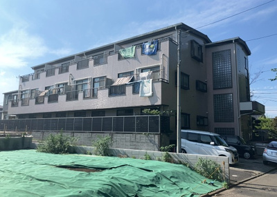 【外観】 | グリーンシティミヤサカ | 現地に行くなら、物件の周囲の地形がどうなっているかを見ることも大切です。周辺より低くなっている土地では、大雨などで水が集まりやすいため、地盤が弱くなっているということも考えられるため、注意が必要です。