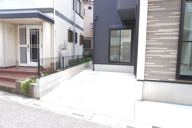 越谷市相模町7丁目 築浅戸建の駐車場