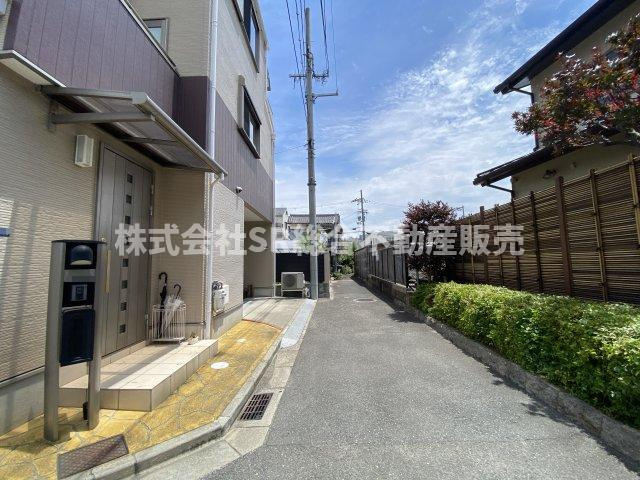 中小阪3丁目中古戸建の前面道路含む現地写真|弊社は中古戸建のご紹介、その後のリフォームのご提案、
賃貸物件のご紹介、すべてご対応可能です。
お客様にあったプランをご提案致します。
まずはお問合せ下さいませ。