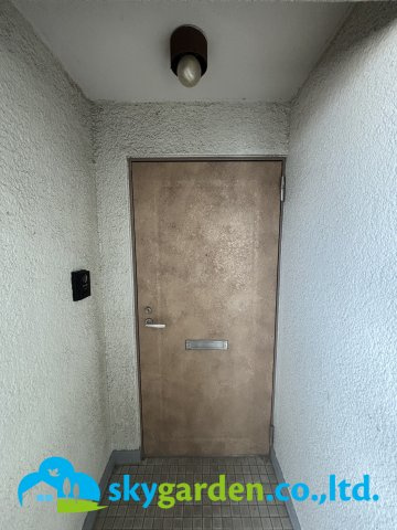 秀和平塚レジデンスの玄関