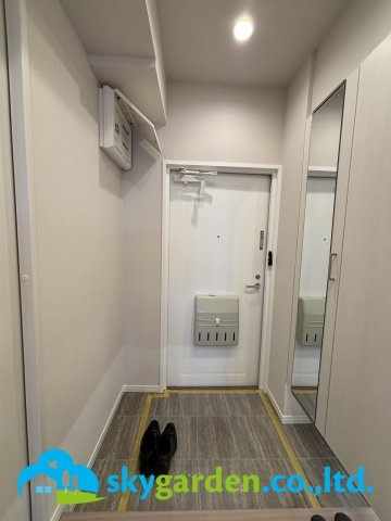 秀和平塚レジデンスの玄関