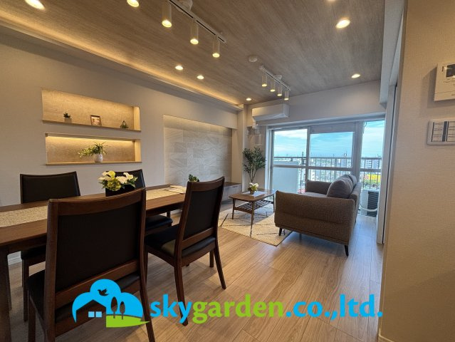 秀和平塚レジデンスの居間・リビング