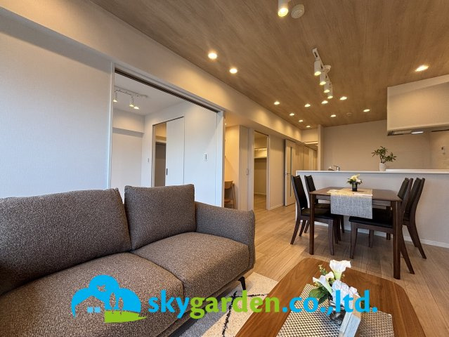 秀和平塚レジデンスの居間・リビング