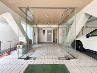 【エントランス】 | お客様を、そして住人を出迎えてくれるマンションのエントランス。ゴミが落ちていないことからも、管理状態の良さや住民の節度の高さが見て取れます。～即日のご見学可能～　お問合せはお気軽にどうぞ。