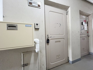 【その他共用部分】 | 皆様をお迎えする、お部屋の玄関ドア。開けやすさや開放角度、ドアノブの操作しやすさや鍵の形状などを、現地で一度ご確認ください。～即日のご見学可能～　お問合せはお気軽にどうぞ。