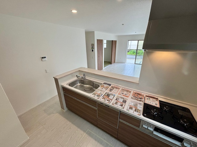 久留米市荒木町白口2期　全3棟のキッチン|対面式キッチンの前が、ダイニングスペース。カウンタータイプなので家族との会話も楽しめます。