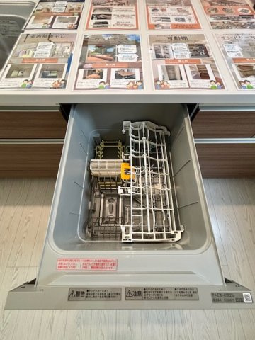 久留米市荒木町白口2期　全3棟のキッチン|システムキッチンにビルトインされた食洗機。家事を強力にサポートするだけでなく、節水にも貢献します。