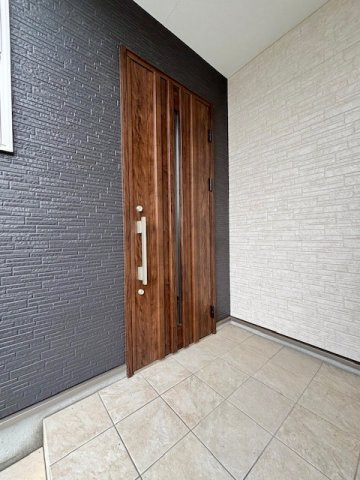 久留米市荒木町白口2期　全3棟の玄関|小窓がついた明るい玄関は明るくお客様をお出迎えできます♪