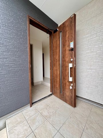 久留米市荒木町白口2期　全3棟の玄関