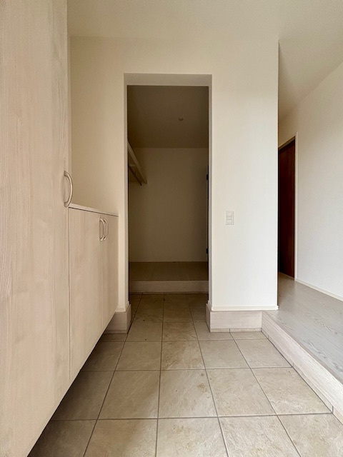 久留米市荒木町白口2期　全3棟の玄関|シューズクロークは大容量、ゴルフバックも大丈夫♪