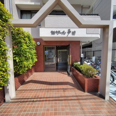セザール戸田のエントランス|重厚感のあるエントランスが出迎えます♪
