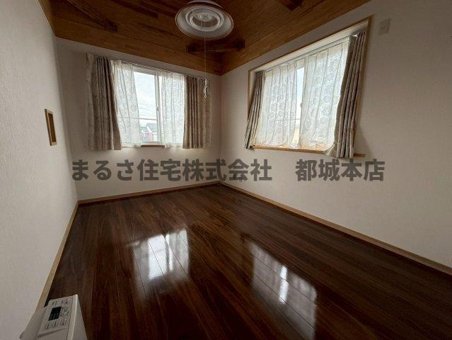 南鷹尾貸家の洋室