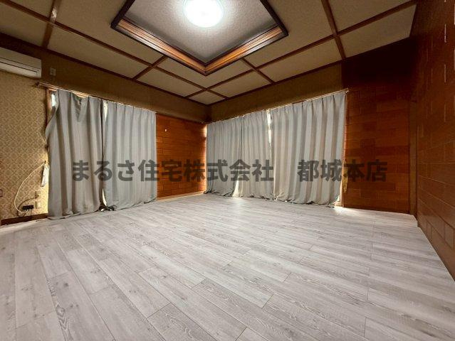 南鷹尾貸家の洋室