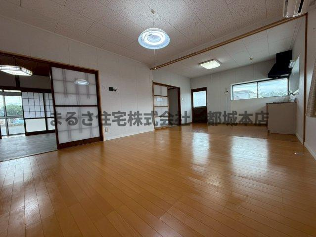 南鷹尾貸家の居間・リビング