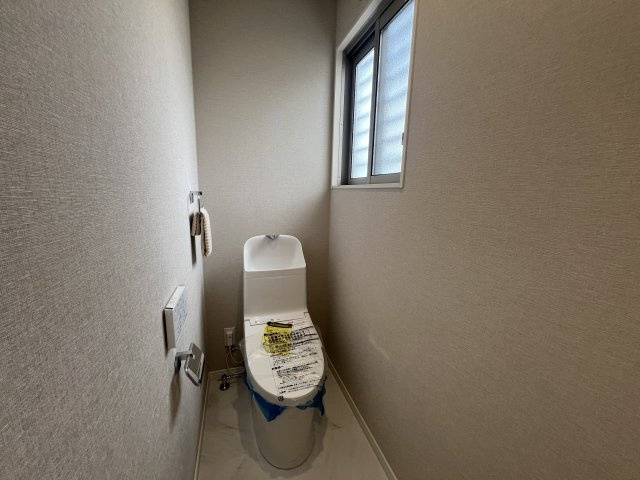 オール電化は安心です！【麻生区東百合丘】リフォーム中古戸建のトイレ|落ち着いた色調のトイレです