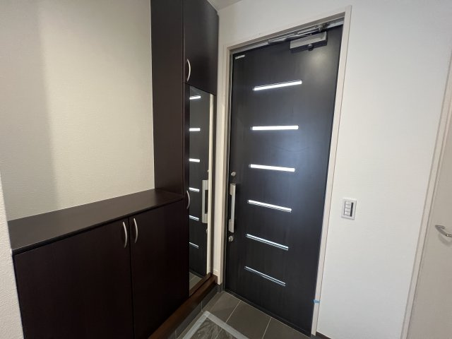 オール電化は安心です！【麻生区東百合丘】リフォーム中古戸建の玄関|毎日通る玄関はこちらです