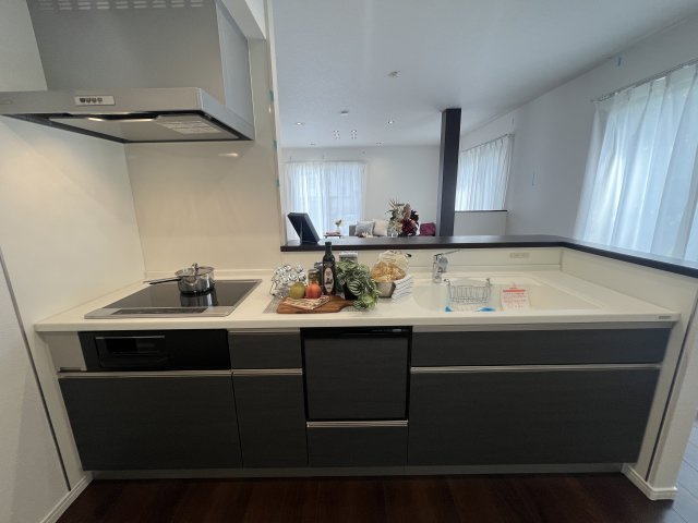 オール電化は安心です！【麻生区東百合丘】リフォーム中古戸建のキッチン|キッチンでお料理をお楽しみください