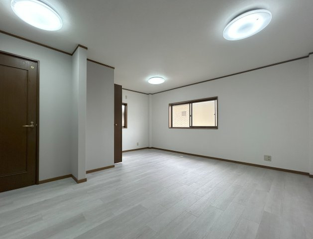 堺市堺区新在家町東4丁戸建の居間・リビング|リビング②