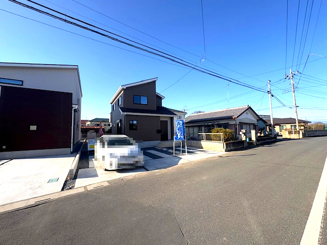 上里町忍保（全2棟)1号棟の前面道路含む現地写真